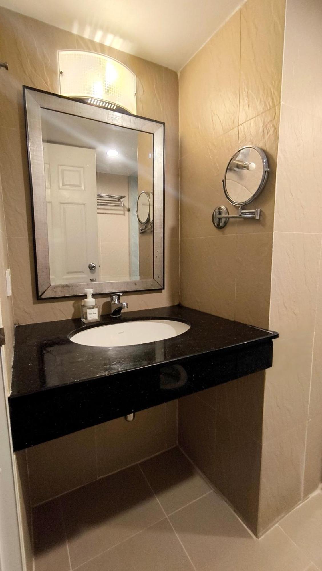 Apartment Silom 1bedroom With 2 Kings Bed For 4 Persons *
