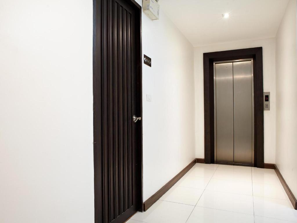 White House Asoke Sukhumvit 18 Bangkok
