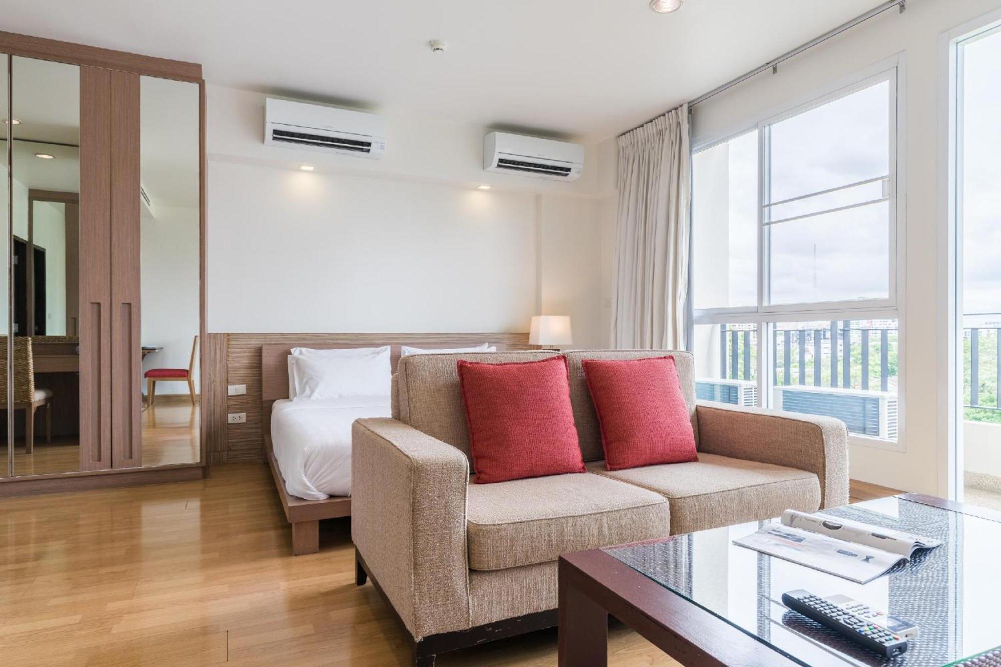 Patio Bts Sanam Pao Aparthotel