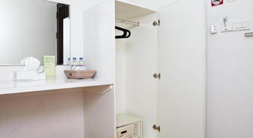 White House Asoke Sukhumvit 18 Bangkok