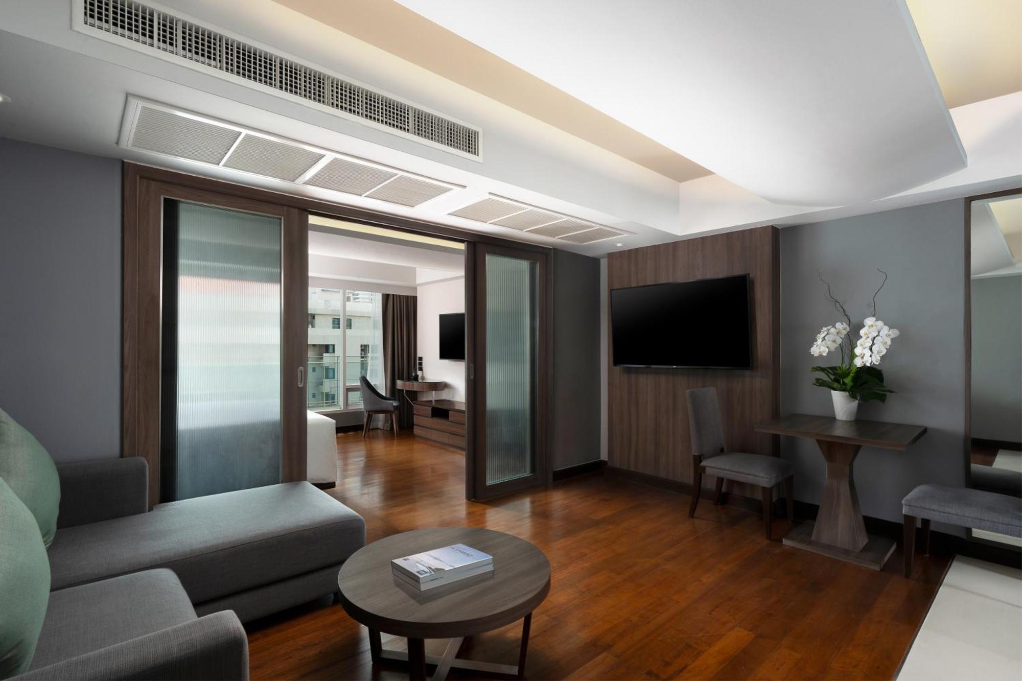Hotel Novotel Living Sukhumvit Legacy 4*
