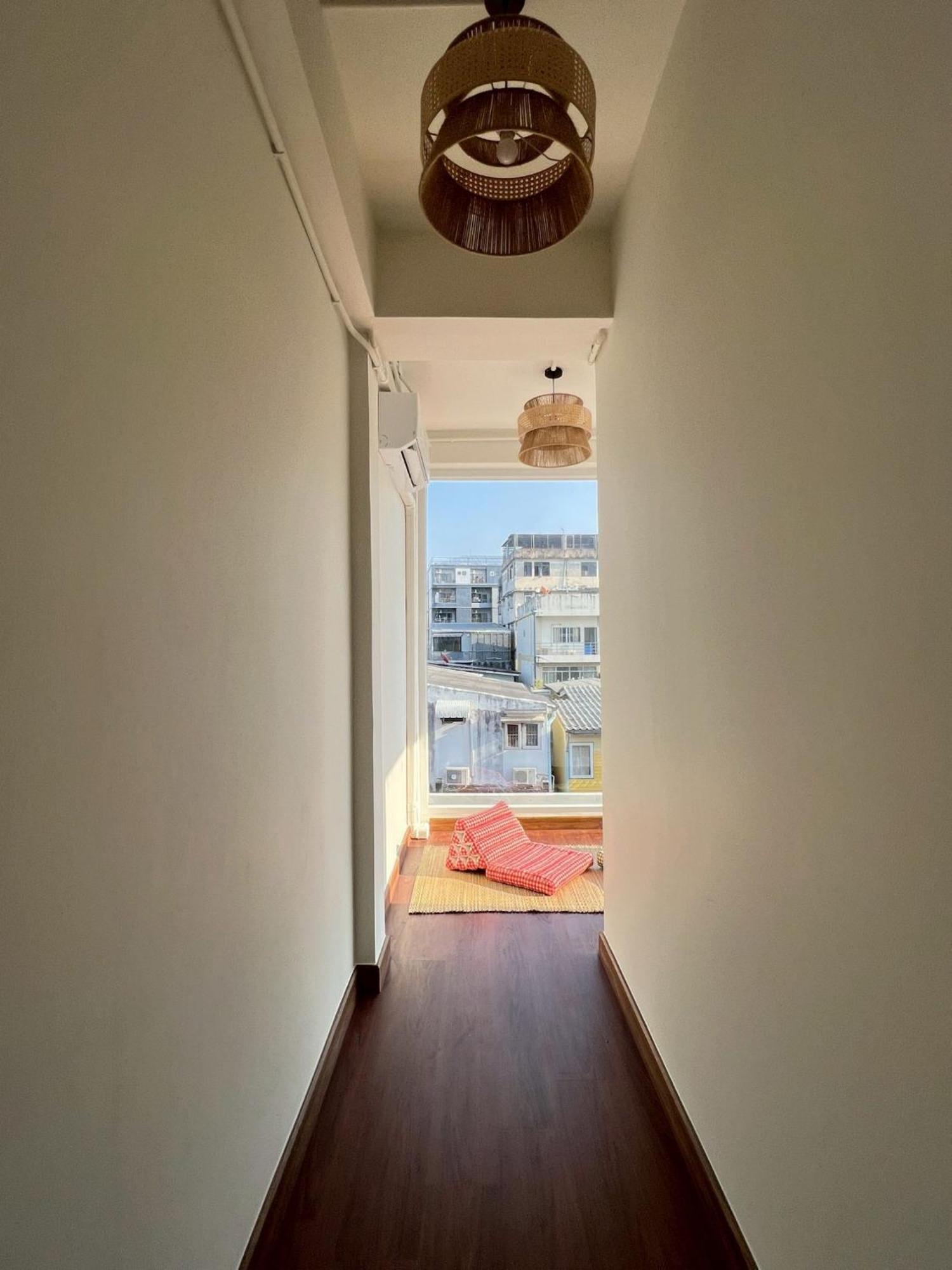 Ease At Sathorn And Coworking Space Hostel