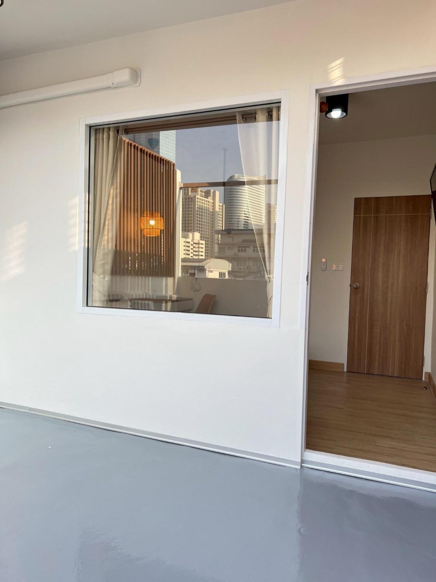 Ease At Sathorn And Coworking Space Hostel Bangkok