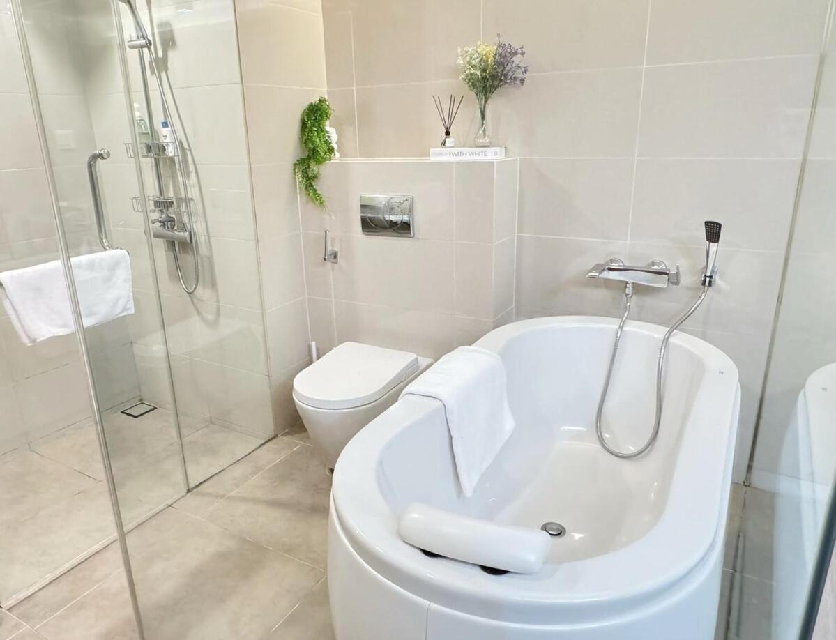 2 Bed 2 Bath Phrom Phong Bts