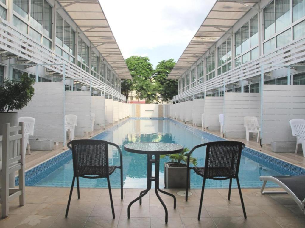 Pool @donmueang Hotel 3*