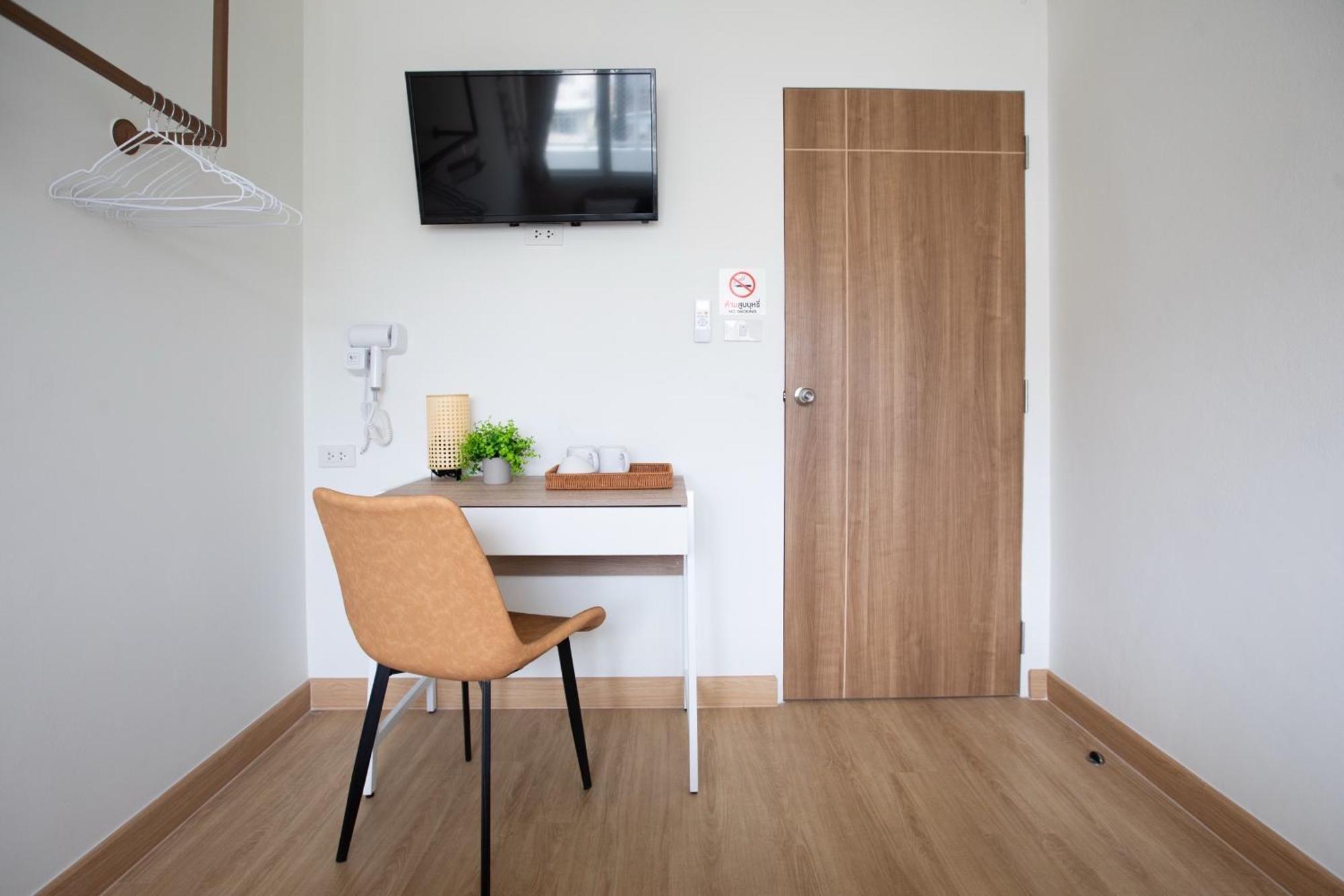 Ease At Sathorn And Coworking Space Hostel