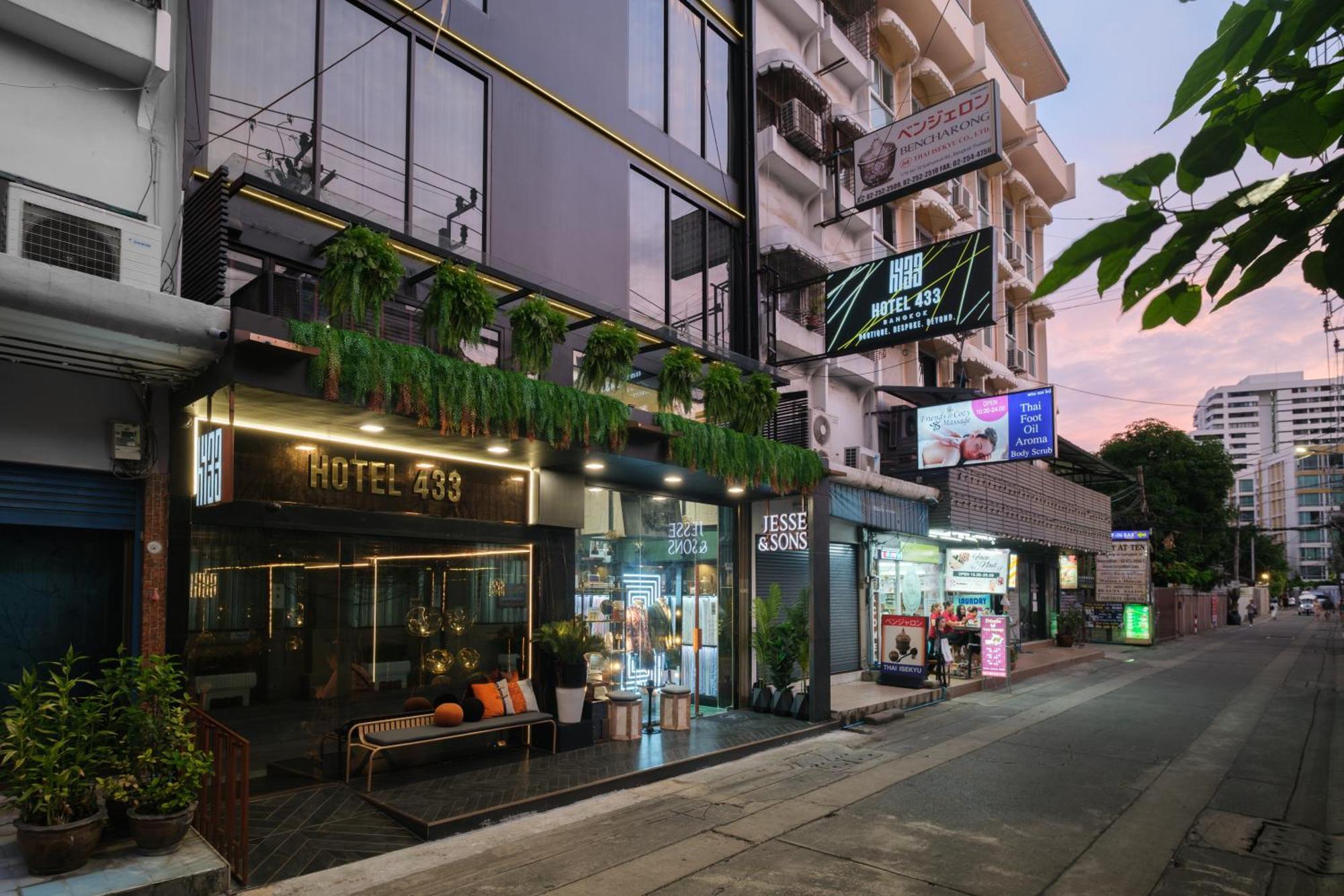 433 - Asoke Sukhumvit Station 3*