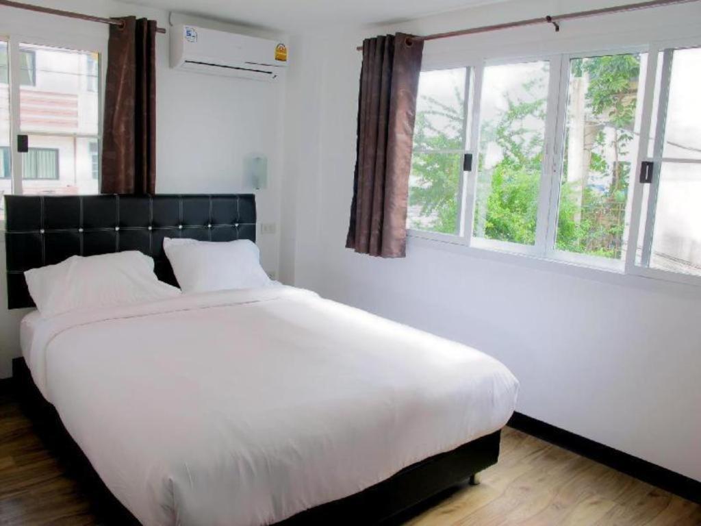 Hoppers Place Donmuang Hostel