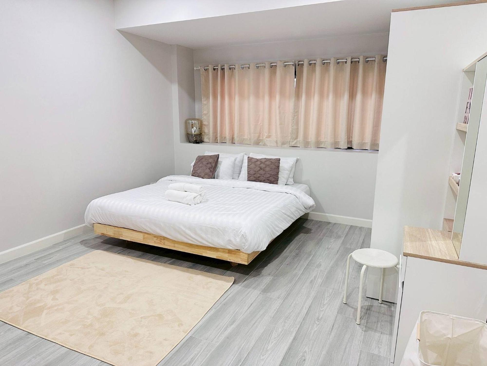 Lovely Townhome In Shopping District Near Bts&mrt
