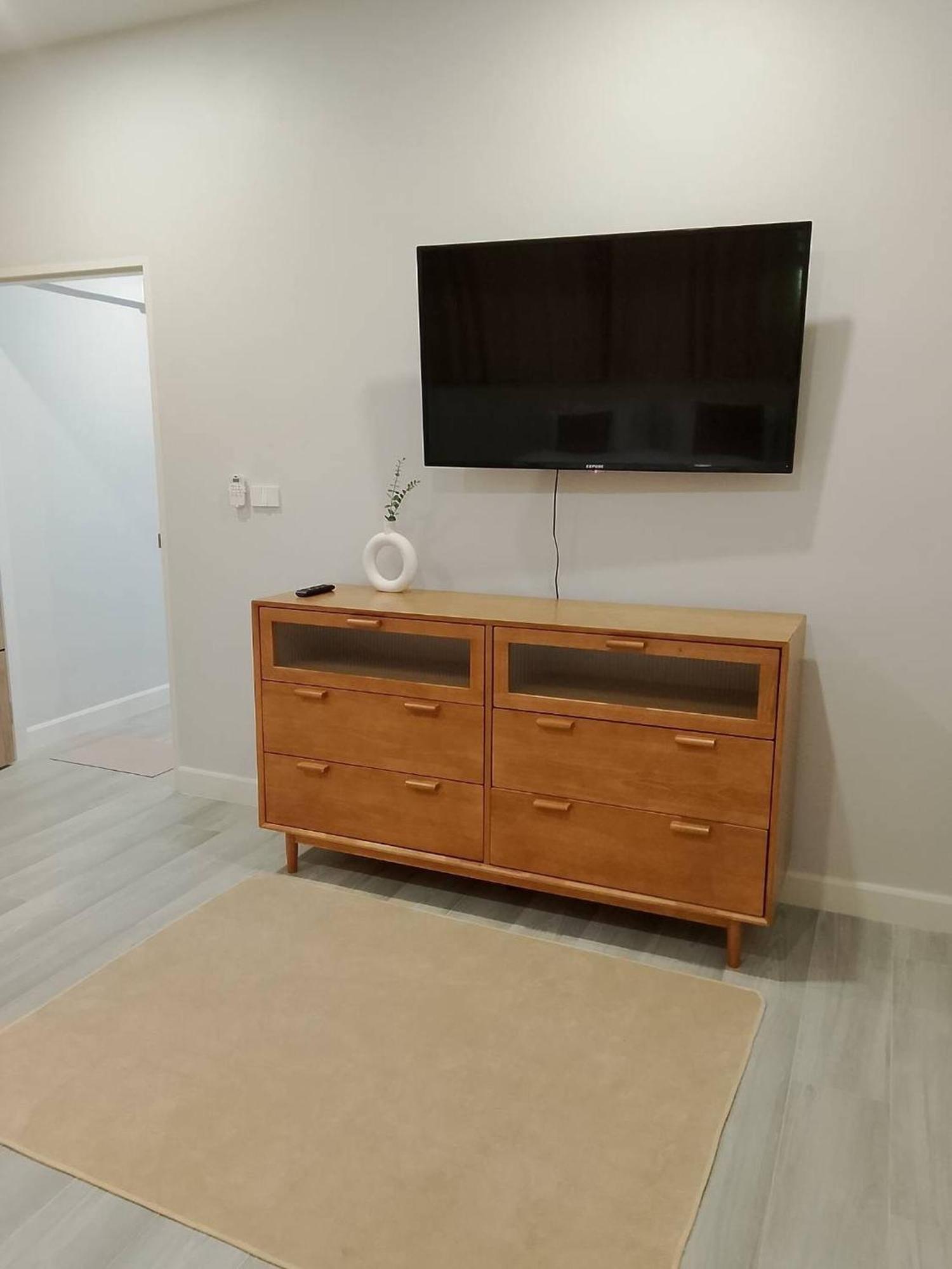 Lovely Townhome In Shopping District Near Bts&mrt