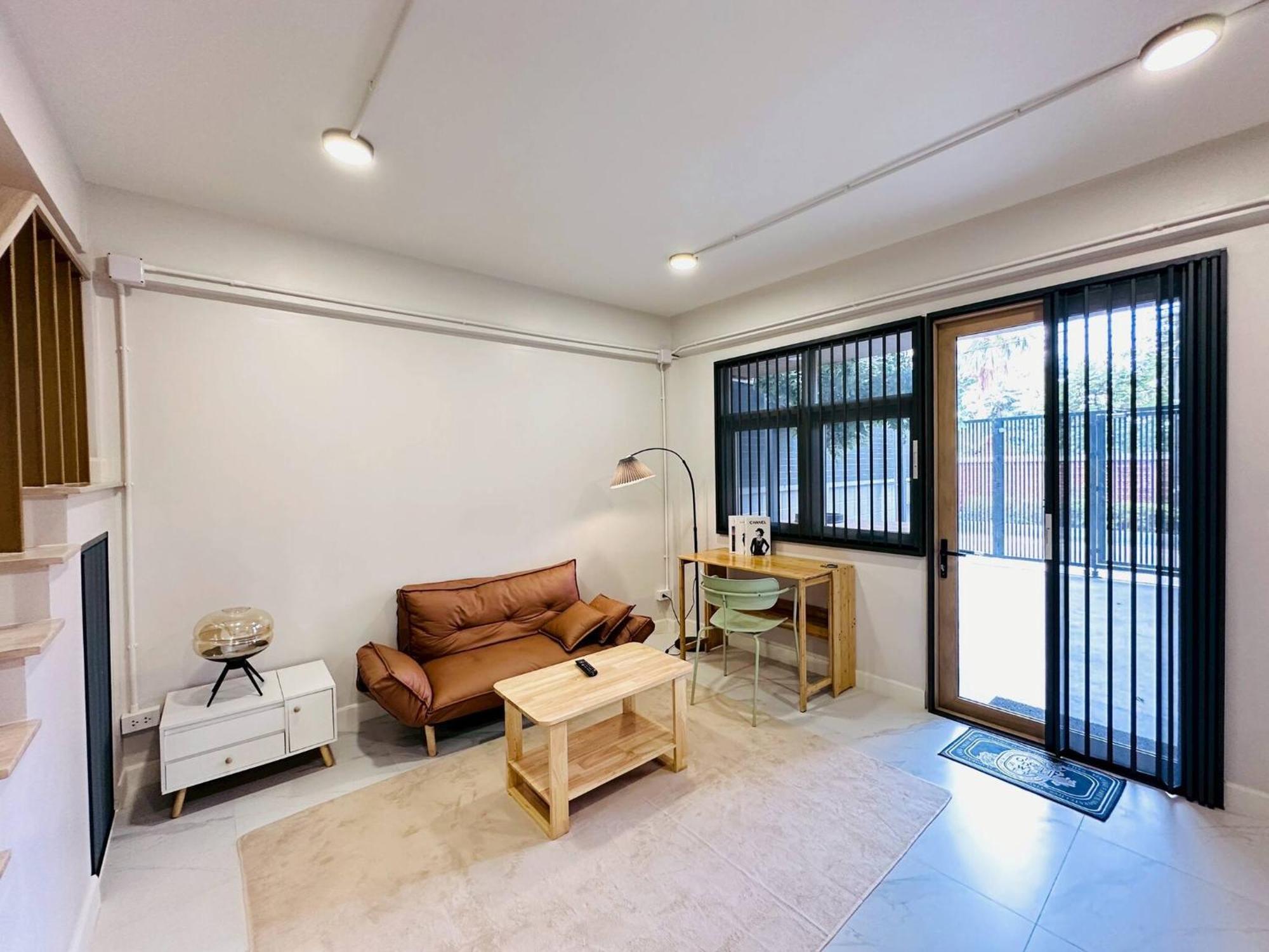 Lovely Townhome In Shopping District Near Bts&mrt