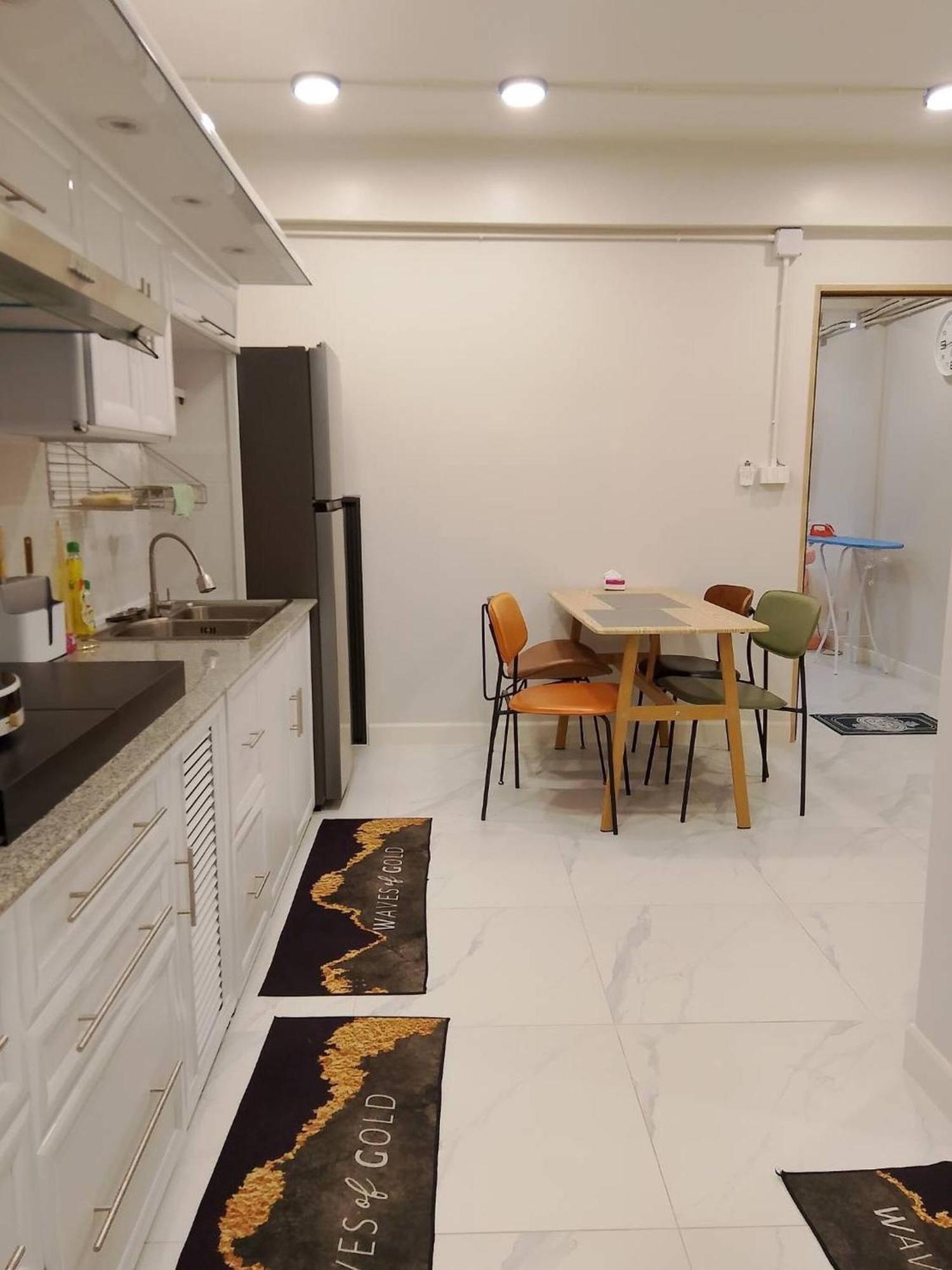 Lovely Townhome In Shopping District Near Bts&mrt * Bangkok