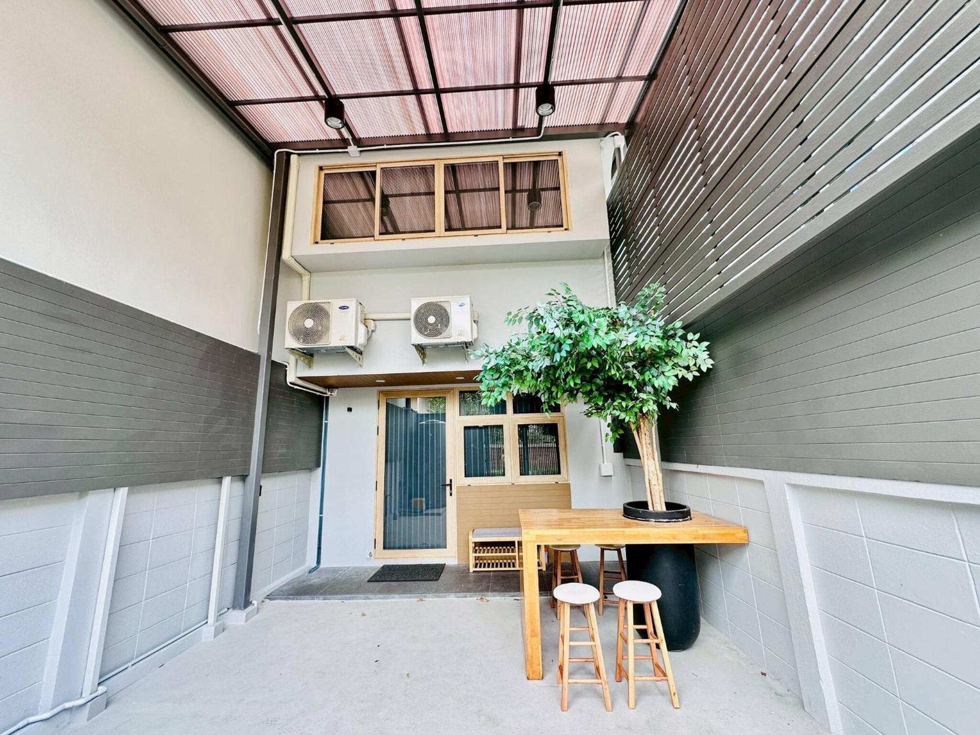 Lovely Townhome In Shopping District Near Bts&mrt Holiday home *