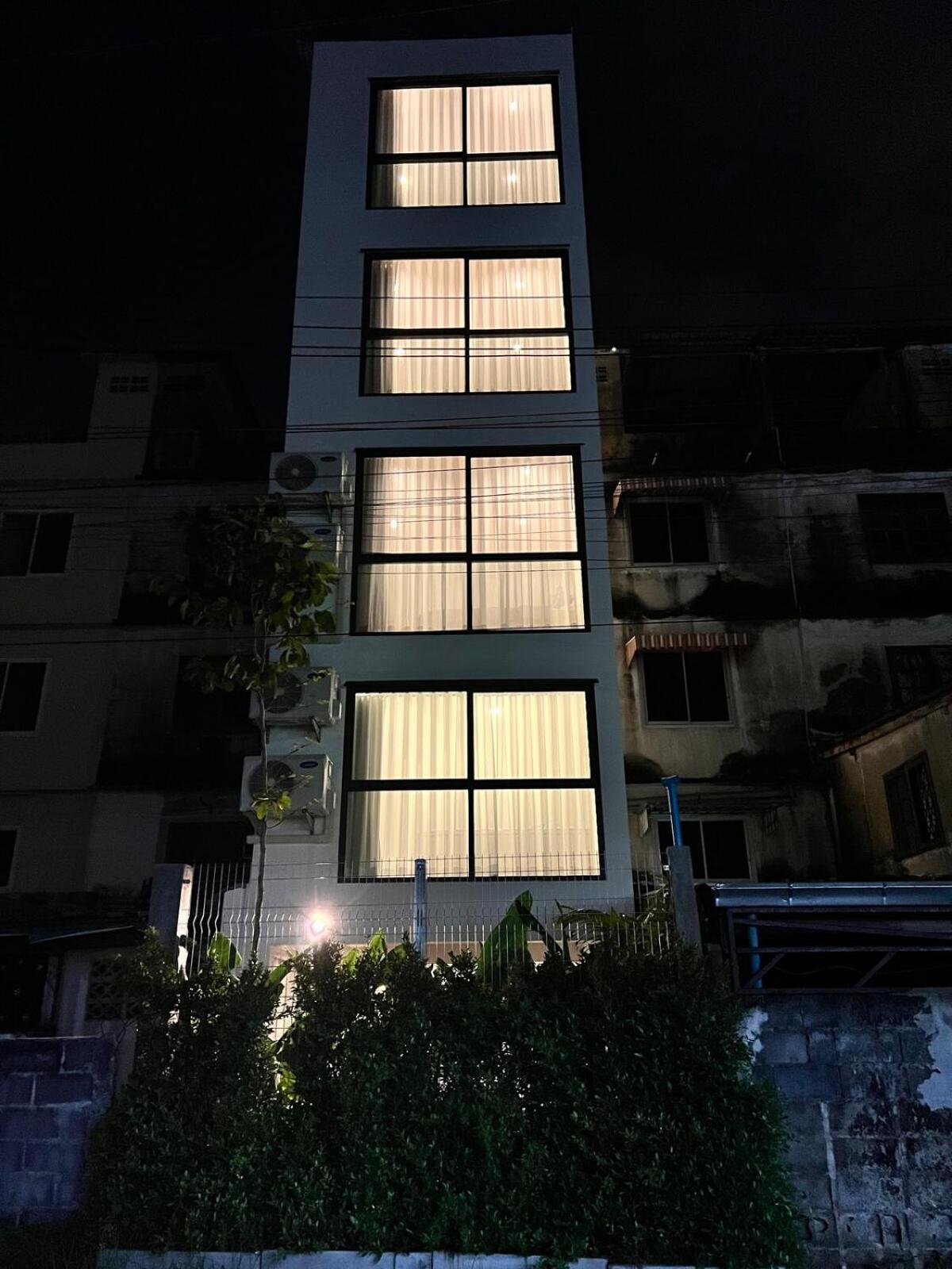 2 Bed & 2 Bath Suite, 3rd Floor Apartment