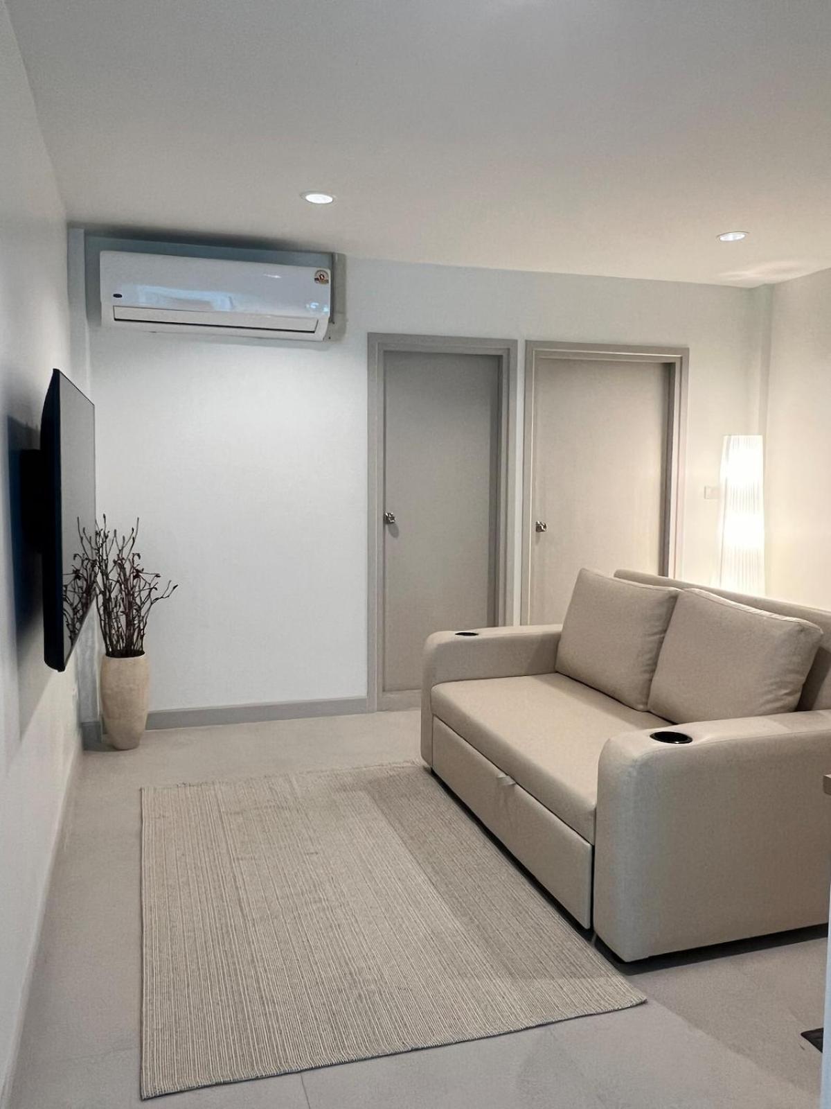 Apartment 2 Bed & 2 Bath Suite, 3rd Floor *
