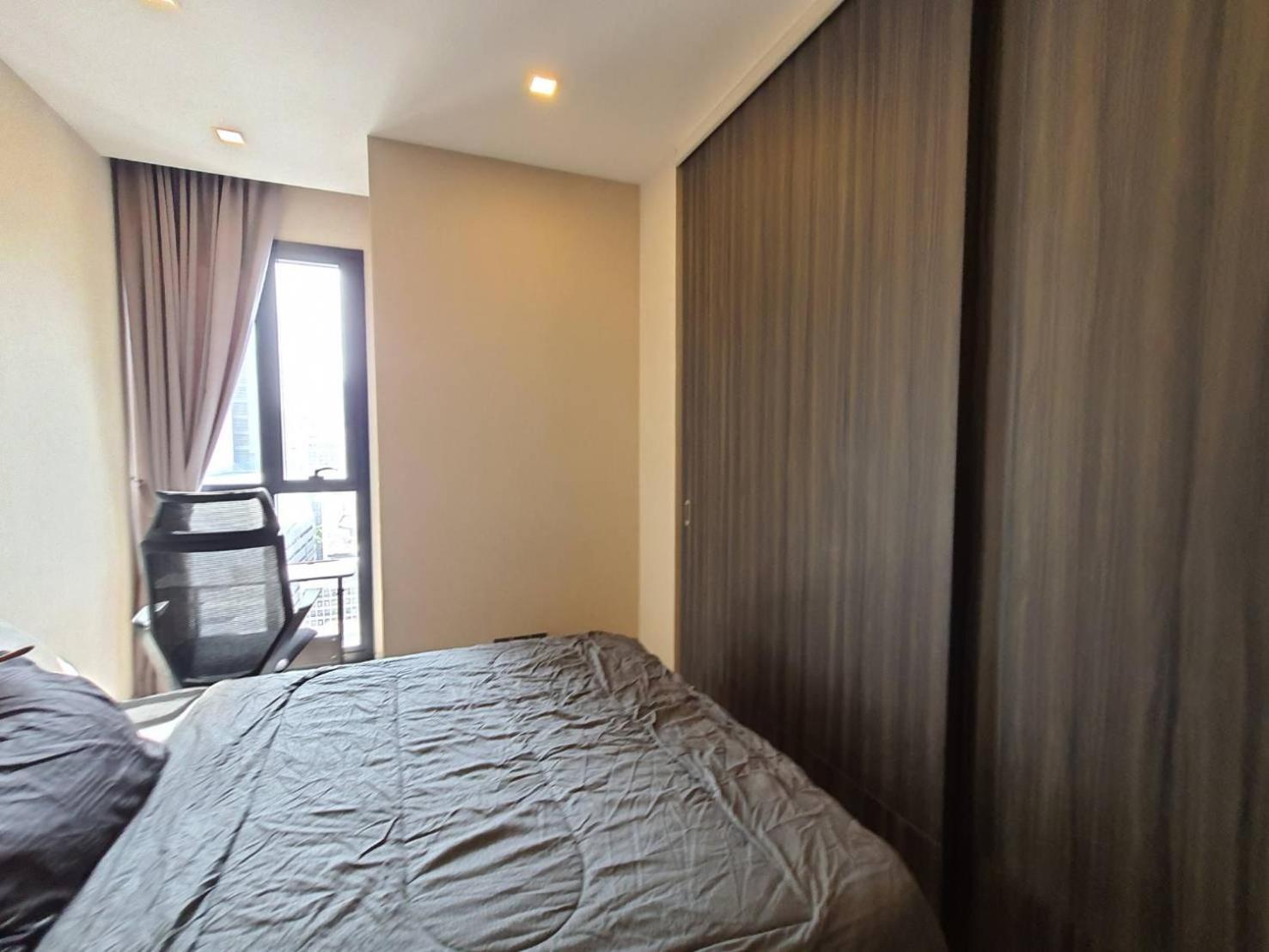 1 Minute Walk To Bts And Mrt Coworking Meeting And Desk And Office Chair Bangkok