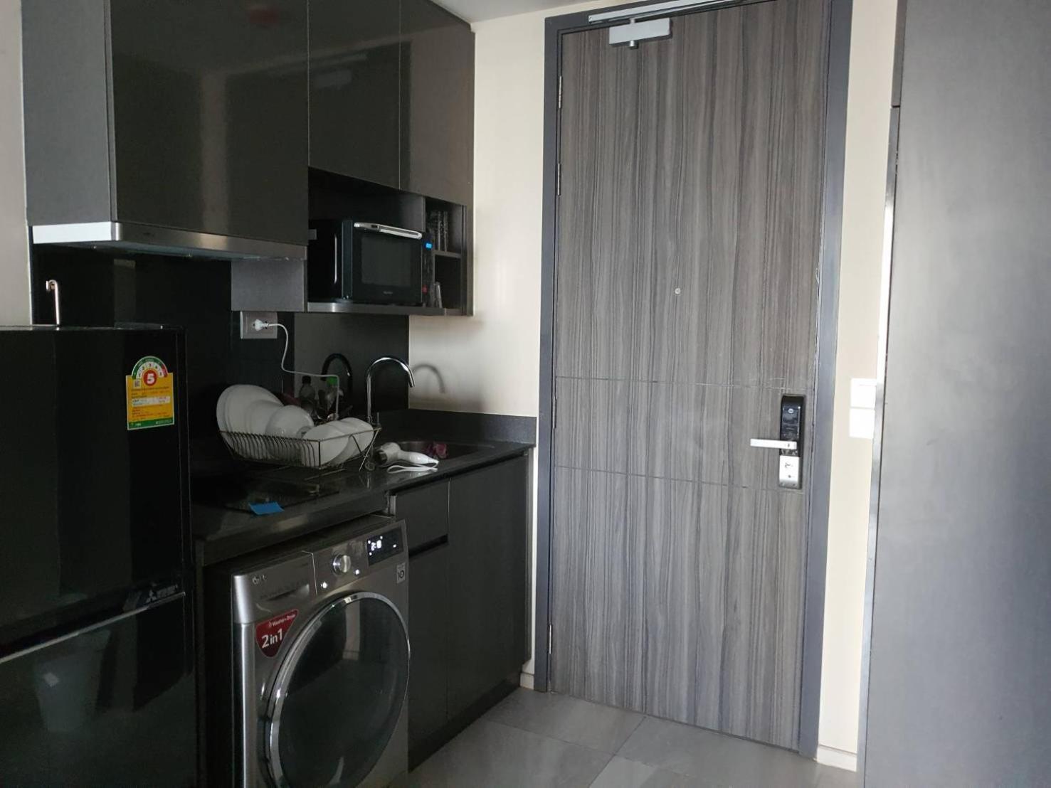 Apartment 1 Minute Walk To Bts And Mrt Coworking Meeting And Desk And Office Chair