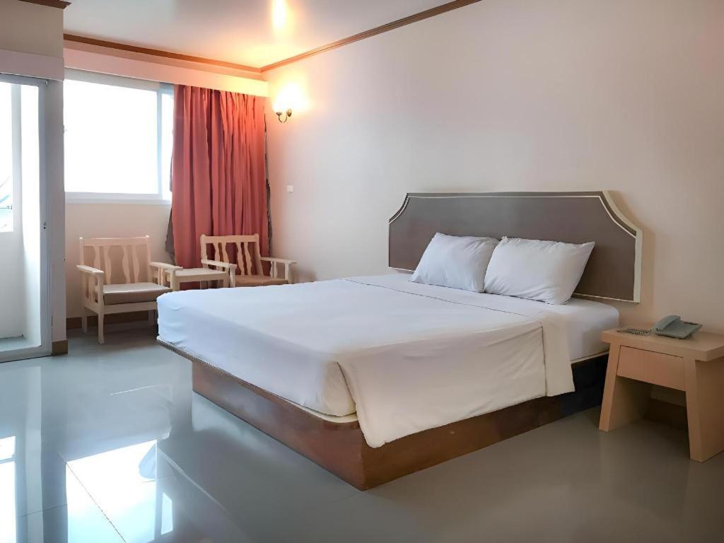 J Two S Pratunam Hotel