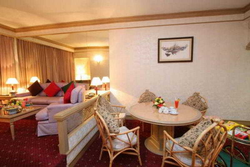 Hotel Louis Tavern Bangkok