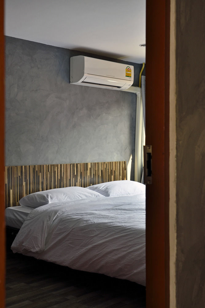 Hostel M Gray *