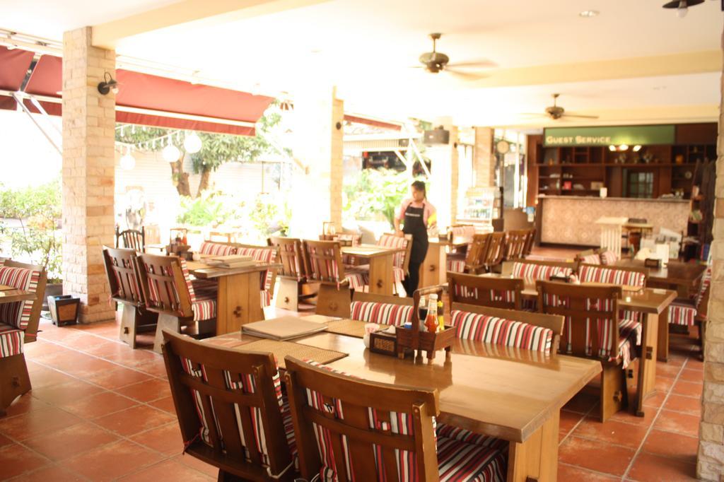 Hotel Feung Nakorn Balcony Rooms&cafe
