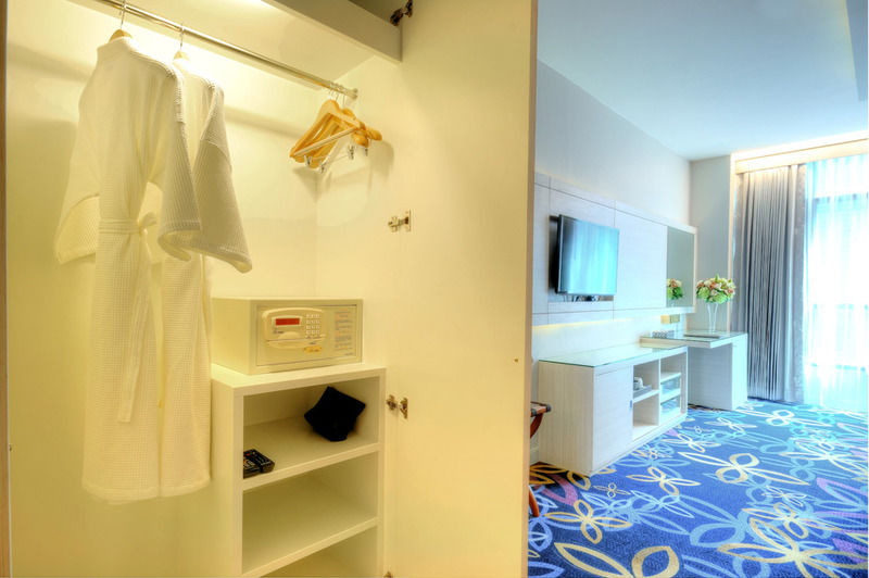 One One Hotel 3*