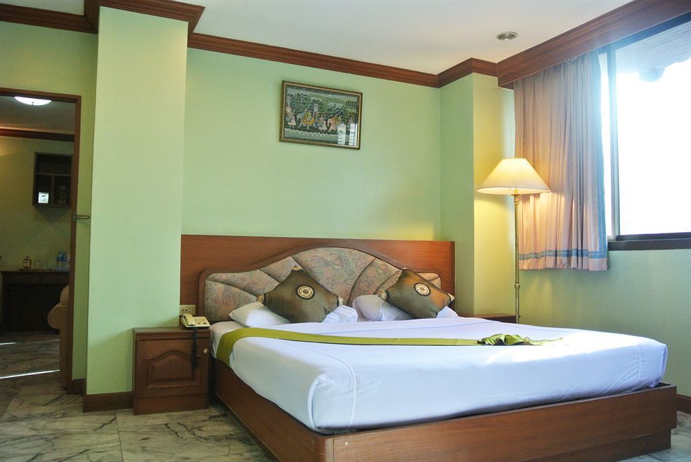 At Paradise 3*