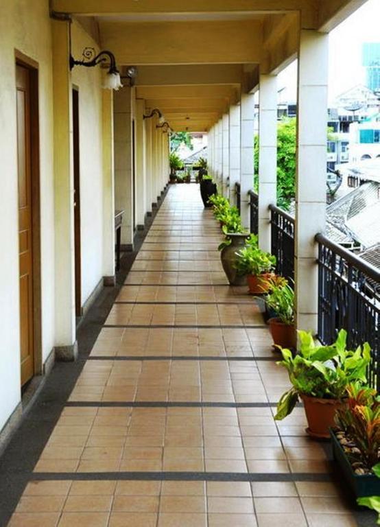 Hotel Silom Village 3*
