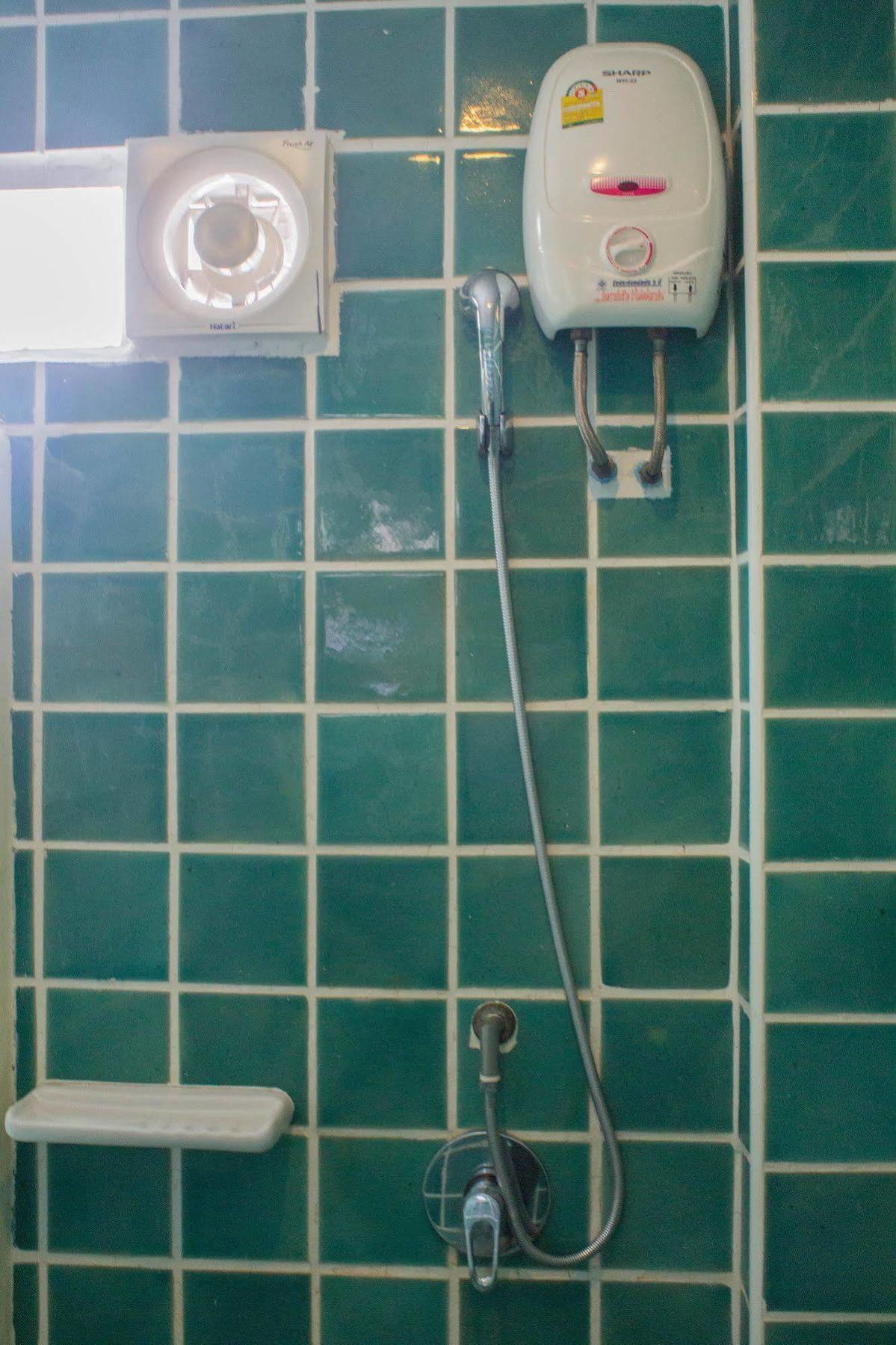 Cha-cha Phraathit Hotel