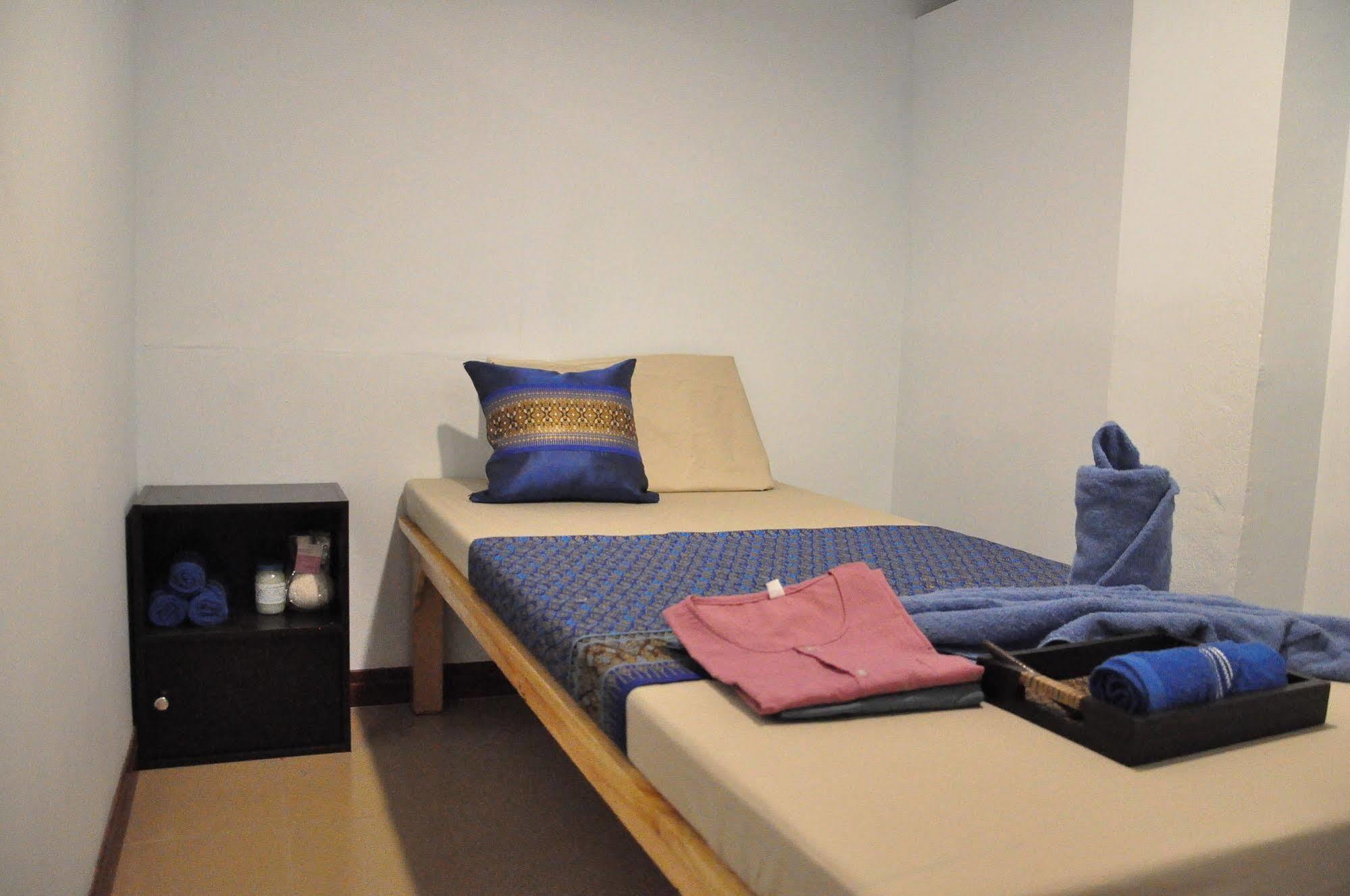 Double Dd House At Mrt Sutthisarn Hostel