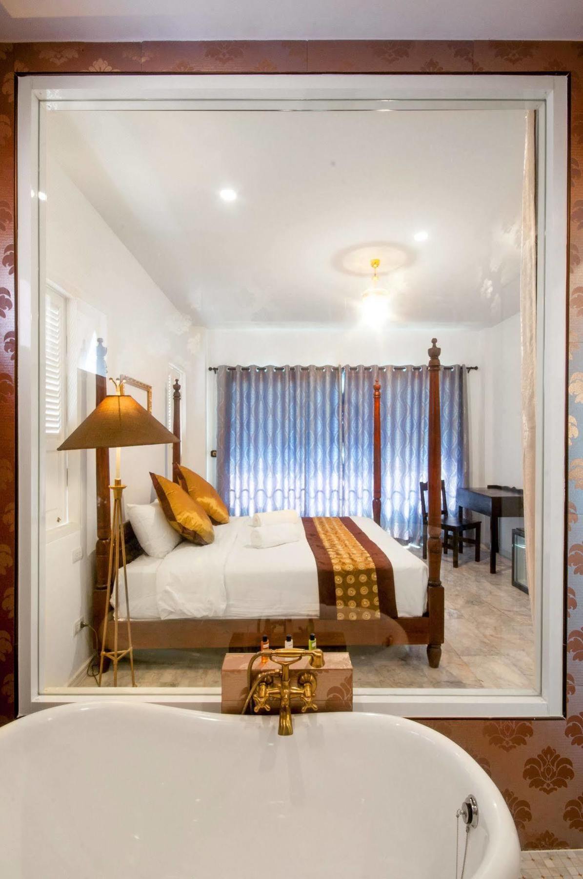 Dharasom' S Colonial House