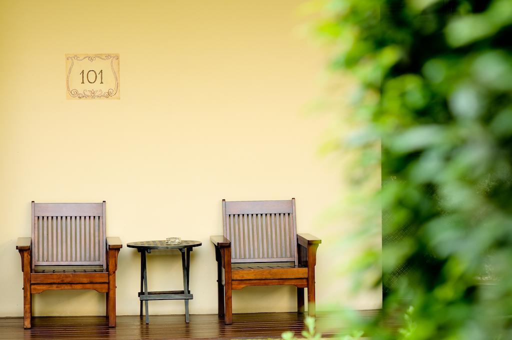 Feung Nakorn Balcony Rooms&cafe 3*