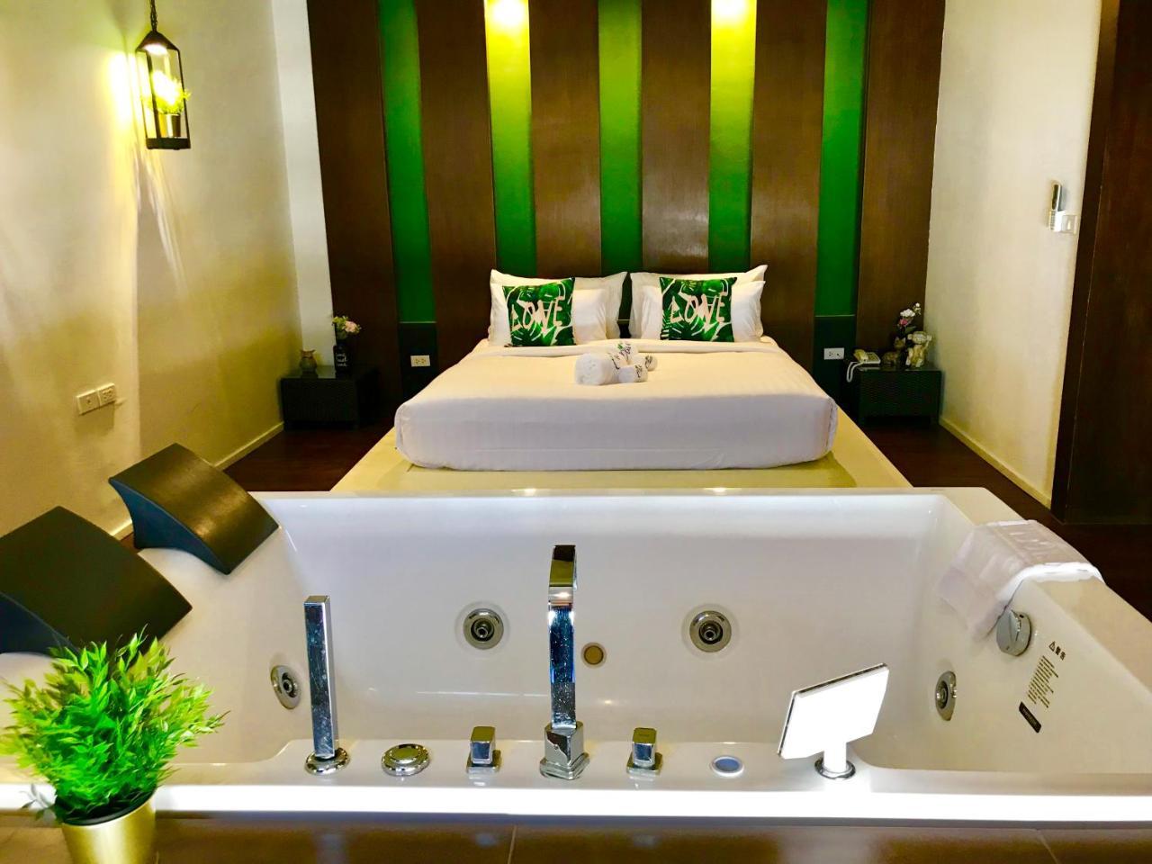 Baan Oliver Srinakarin Hotel Bangkok