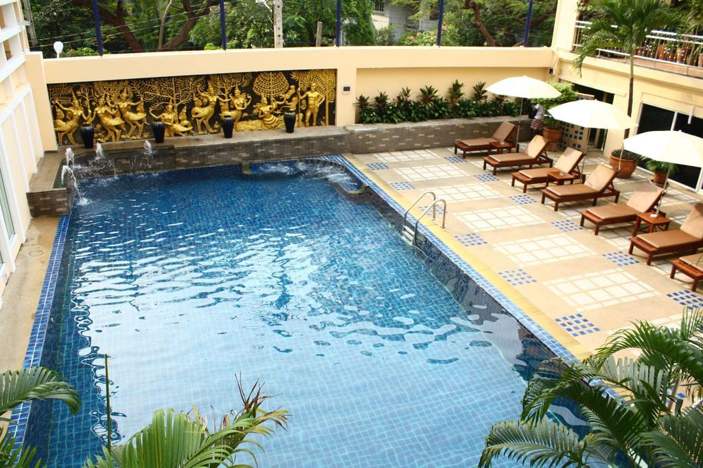 Hotel First 3*