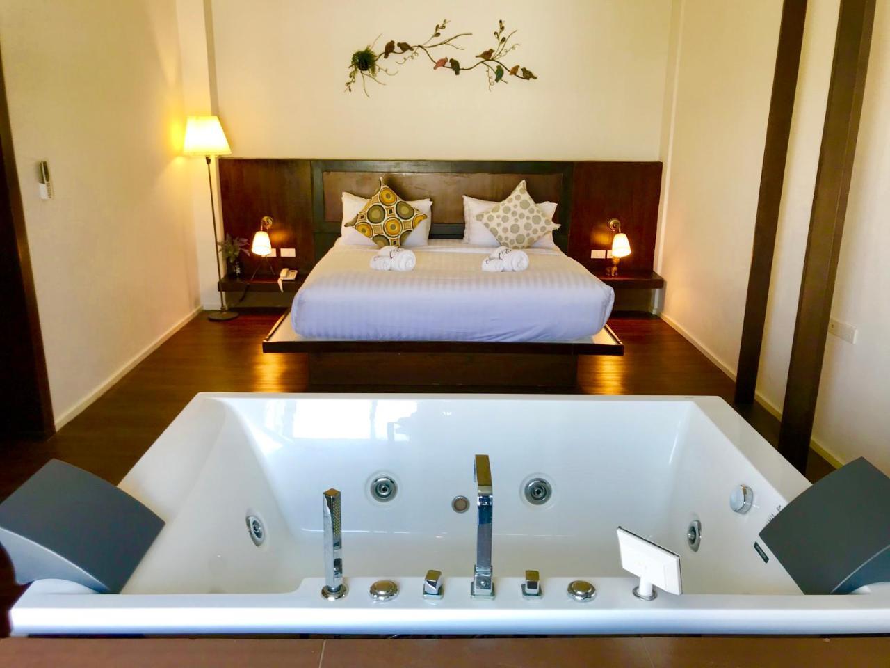 Hotel Baan Oliver Srinakarin Bangkok