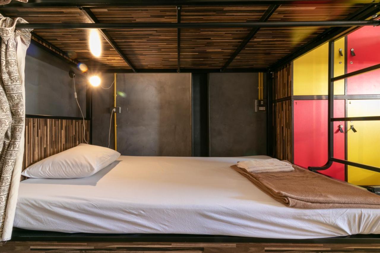 Hostel M Gray *